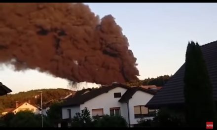 Hatalmas tűz ütött ki egy szlovén szigetelőanyag gyárban (Videó)