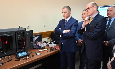 Telefonok és számítógépek adatainak elemzésére használható berendezést kapott a szerb rendőrség