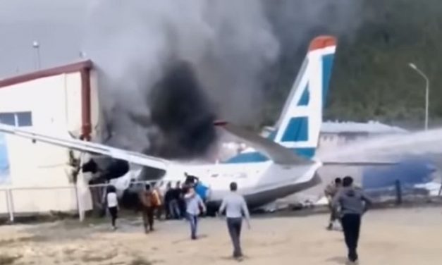 Két pilóta meghalt, amikor egy repülő túlfutott a leszállópályán Oroszországban (Videók)