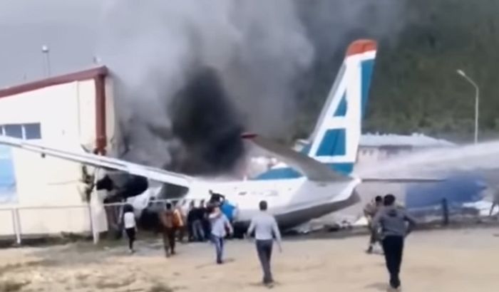 Két pilóta meghalt, amikor egy repülő túlfutott a leszállópályán Oroszországban (Videók)