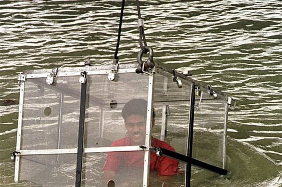 Mutatványa közben a Gangeszba merült egy szabadulóművész, nem látták többé
