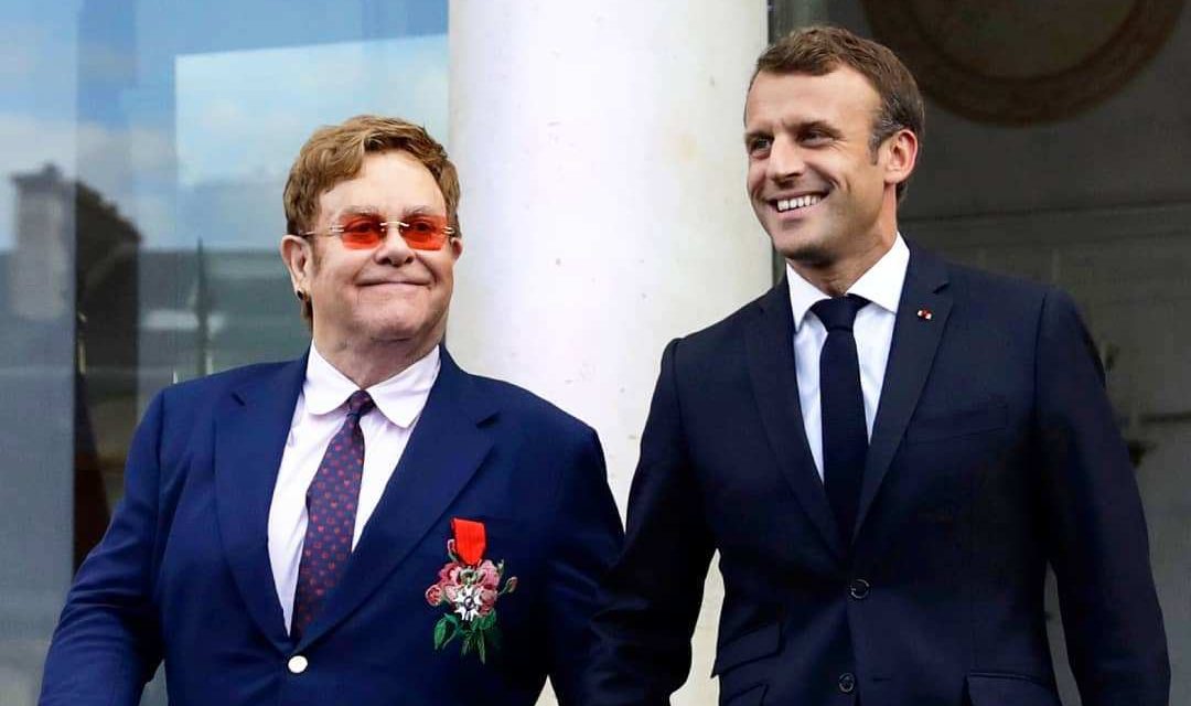 Elton John Becsületrendet kapott Macrontól