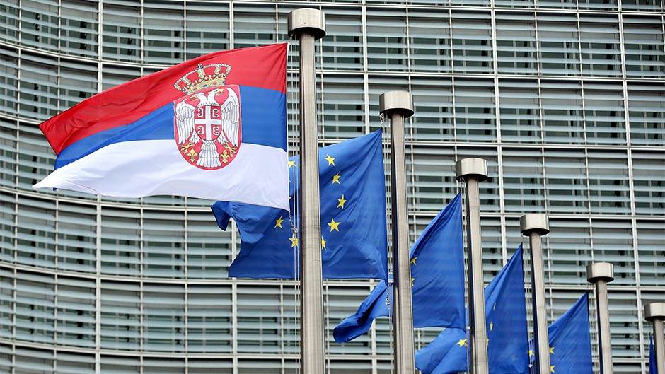 A legjobban az albánok, a legkevésbé a szerbek bíznak az EU-ban