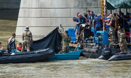 Dunai hajrótragédia: Újabb holttestet találtak a hajóroncsnál