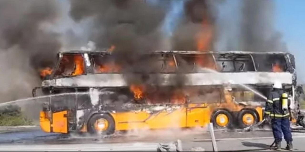 Felgyulladt egy utasokkal teli busz a határon – VIDEÓVAL