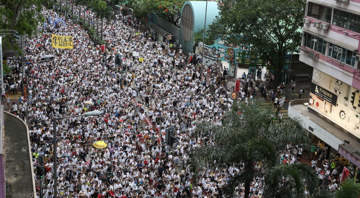 Százezrek tüntettek Hongkongban a kiadatási törvény ellen