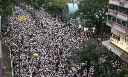 Százezrek tüntettek Hongkongban a kiadatási törvény ellen