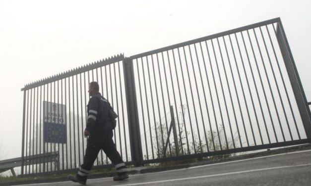 Három méter magas fémkerítést építettek a horvátok a boszniai határon