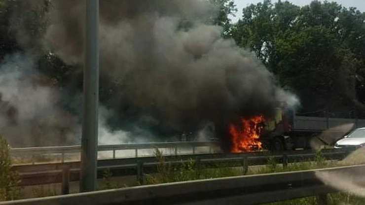 Belgrád: Kiégett egy teherautó az autópályán (Videó)