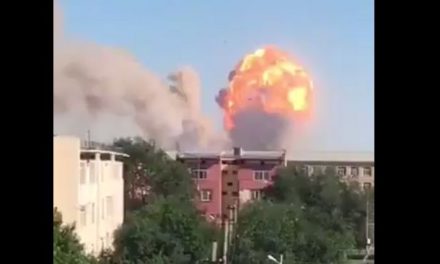 Kazahsztán: Kiürítenek egy teljes várost, mert kigyulladt egy lőszerraktár (Videó)