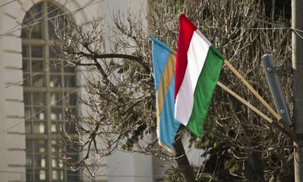 Kézdivásárhely polgármesterének ezereurós bírságot kell fizetnie a magyar zászlók miatt