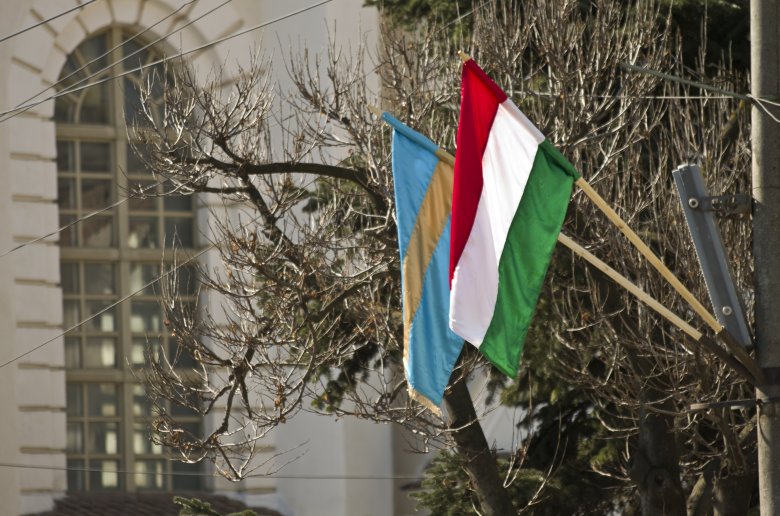 Kézdivásárhely polgármesterének ezereurós bírságot kell fizetnie a magyar zászlók miatt
