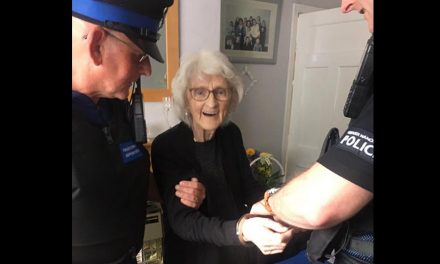 Manchester: Letartóztattak egy 93 éves nőt, pedig nem követett el semmit (Fotók)