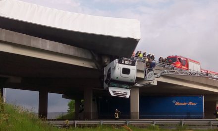 Rálóg egy kamion az M3-as autópályára egy hídról