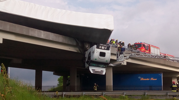 Rálóg egy kamion az M3-as autópályára egy hídról