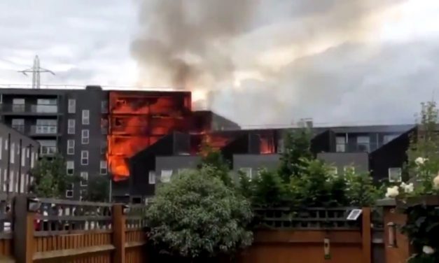 Leégett egy londoni társasház (Videóval)