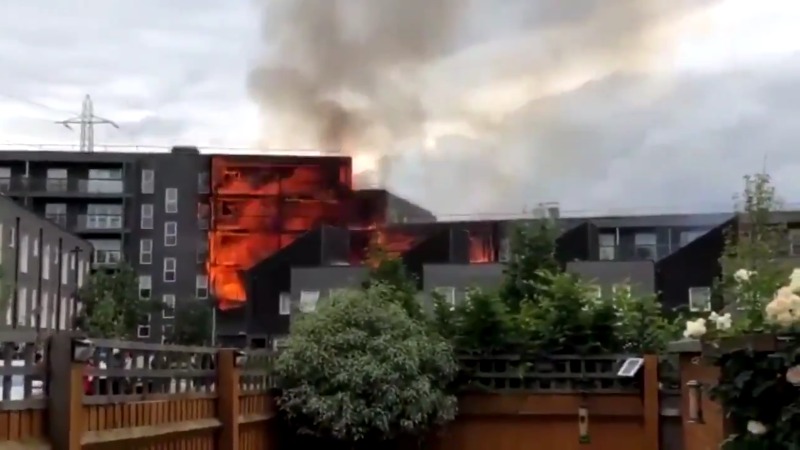Leégett egy londoni társasház (Videóval)