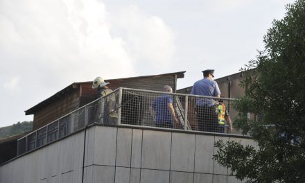 Meghalt egy nyolcéves gyerek a budapesti sportközpont tetején keletkezett tűzben