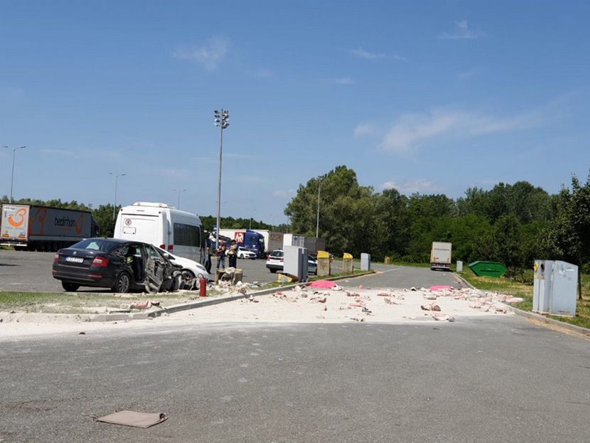 Horvátország: Teherautó hajtott emberek közé az autópályán, két gyerek meghalt (Videó)