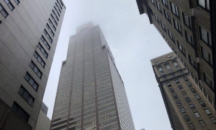 Helikopter zuhant egy felhőkarcolóra New Yorkban