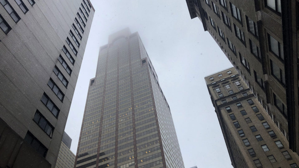 Helikopter zuhant egy felhőkarcolóra New Yorkban