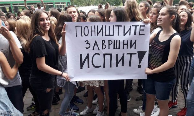 Nyolcadikosok a minisztérium előtt: Šarčević lemondását és a kisérettségi beszüntetését követelik
