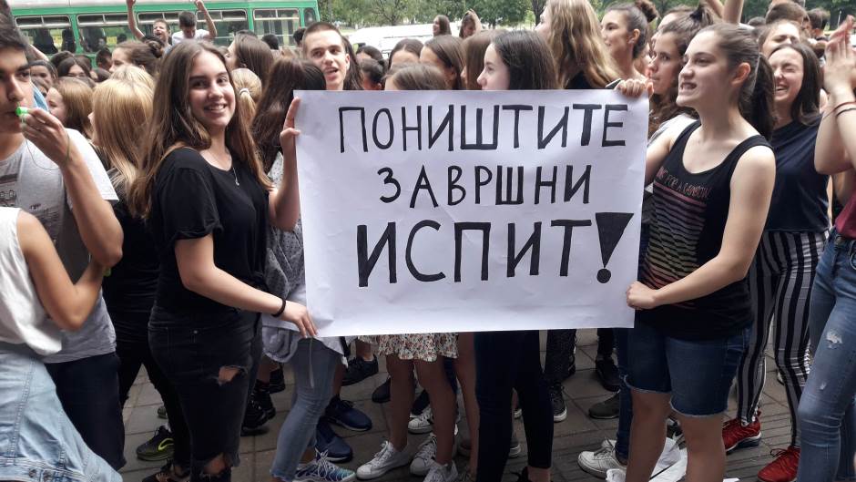 Nyolcadikosok a minisztérium előtt: Šarčević lemondását és a kisérettségi beszüntetését követelik