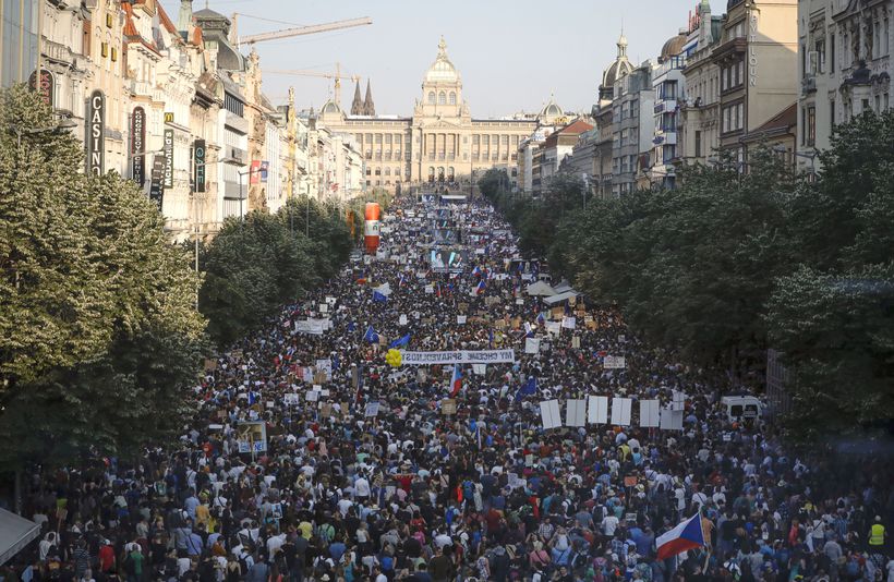 A cseh kormányfő lemondását követelték Prágában