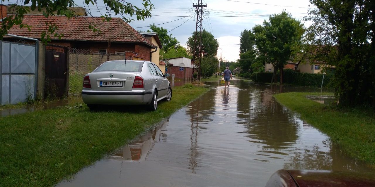 Szabadka: Egyes utcákban áll a víz, nem mindenhol lehet autóval közlekedni (FOTÓK)