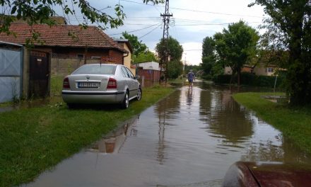 Szabadka: Egyes utcákban áll a víz, nem mindenhol lehet autóval közlekedni (FOTÓK)