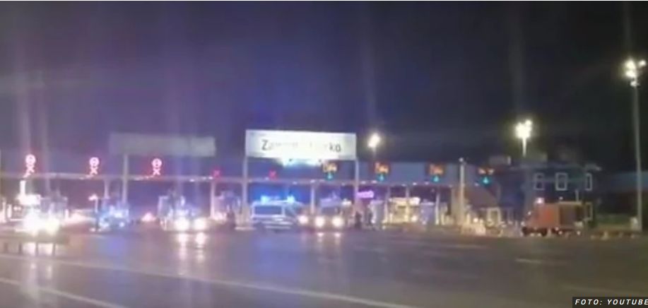 Szerbiai embercsempész ámokfutása – nekihajtott a rendőrautókból álló úttorlasznak (VIDEÓ)