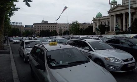 A taxisok sztrájkja miatt Belgrád központjában hét órája lehetetlen közlekedni