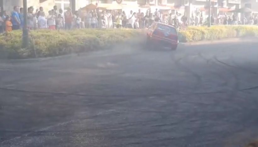 A nézők közé csapódott egy autó a tótkomlósi rallyn, többen megsérültek (Videóval)