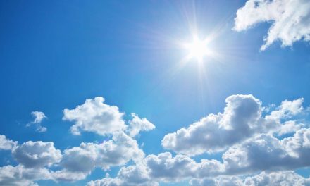 Erős UV-sugárzás miatt a meteorológiai szolgálat is otthonmaradásra szólít fel