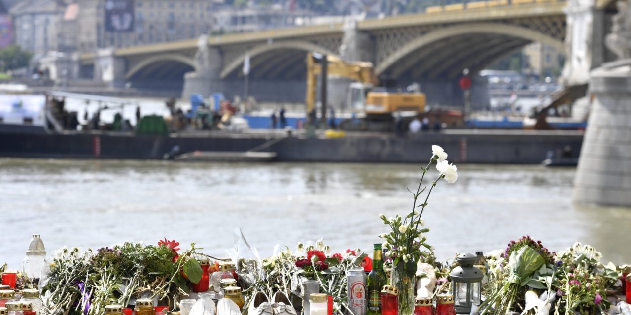 Virágok és mécsesek a Margit hídnál