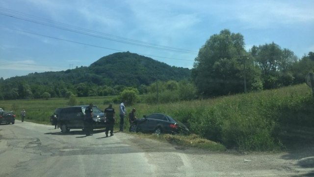 Árokba csúszott a Vučićot kísérő járműoszlop egyik autója