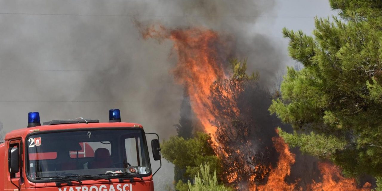 Óriási erdőtűz pusztít Šibenik környékén (Fotók)
