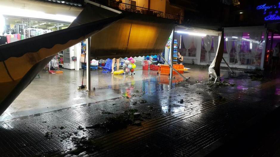 Turisták, köztük két gyermek, haltak meg a viharokban Görögországban