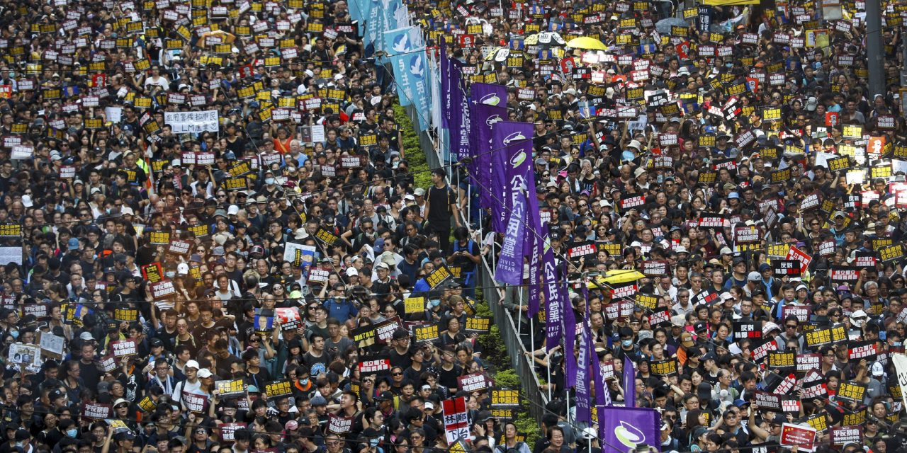 Újra tízezrek vonultak az utcára Hongkongban