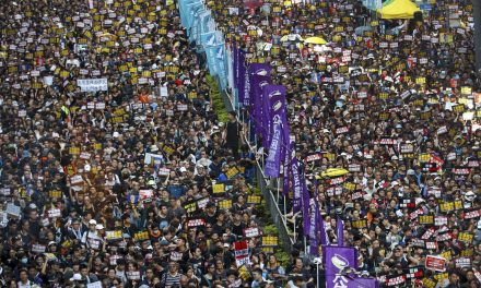 Újra tízezrek vonultak az utcára Hongkongban