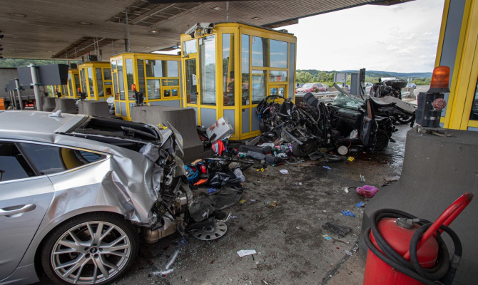 Autópálya kapujánál várakozó magyar autósokat tarolt le egy BMW-s Horvátországban