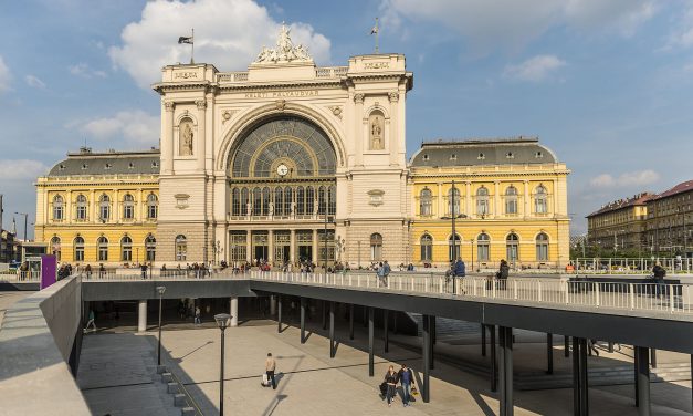 Kisiklott egy vonat a Keleti-pályaudvarnál, teljes a káosz