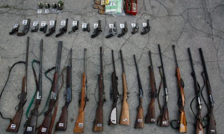 Kúla: Lőfegyvereket és kézigránátokat talált a rendőrség egy padláson