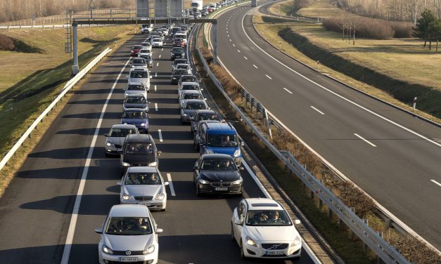 Amikor sikerül átvergődnie a határon, tíz kilométeres torlódás várja az M5-sön