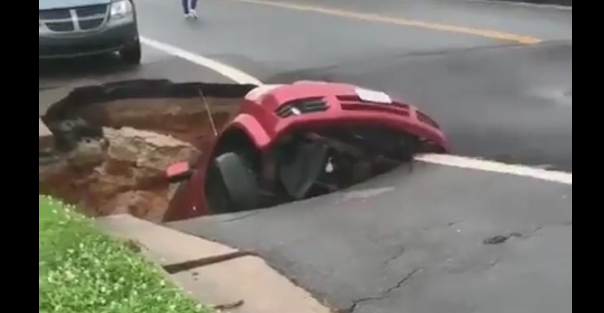 Megnyílt a föld, és elnyelte a parkoló autót (Videó)