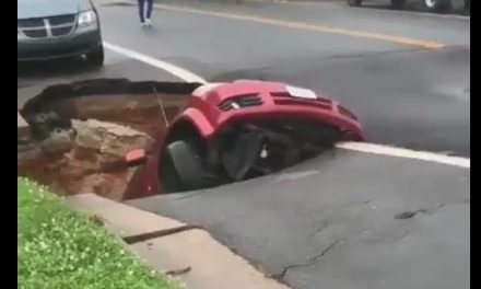 Megnyílt a föld, és elnyelte a parkoló autót (Videó)