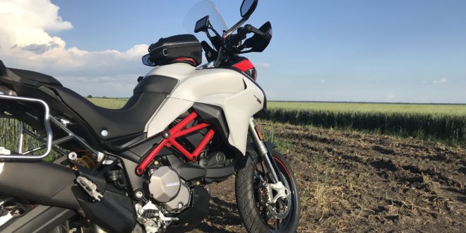 A magyar motoros, aki körbeülteti fával Európát