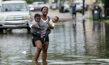 120 km/órás széllel közeledik a hurrikán az elárasztott New Orleans-hoz