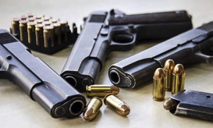 Belgrád: Gépfegyvert, pisztolyt és lőszert találtak a rendőrök egy házkutatás során