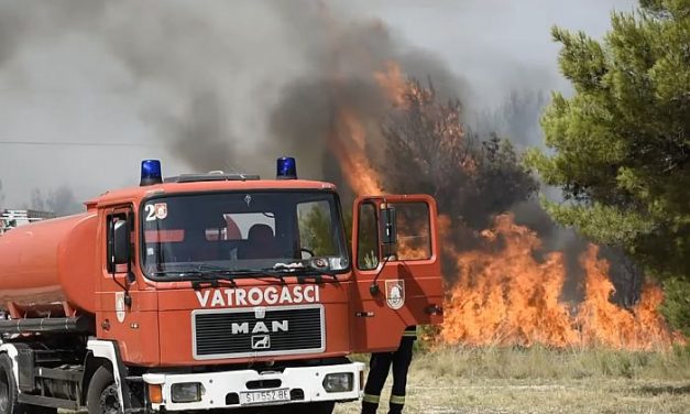 Eltörölték a szabálytalan parkolásért kirótt büntetést a tűzoltó esetében, aki húsz órán át oltotta az erdőtüzet